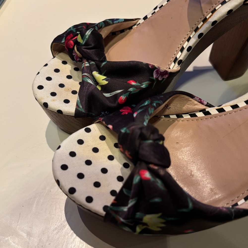 💥SOLD💥
Betsey Johnson pin-up block heels in floral polka dots, study heel - Picture 3 of 8